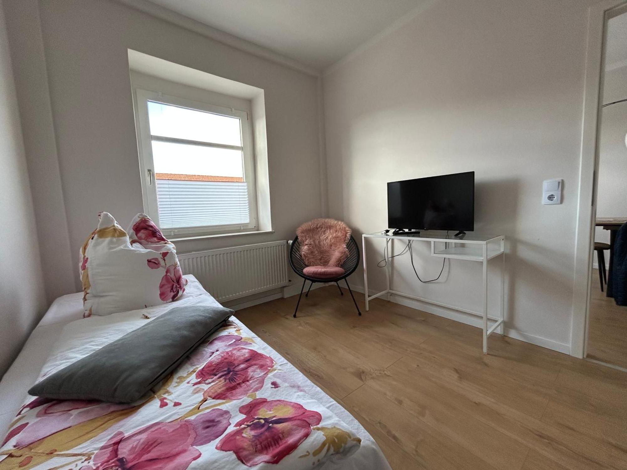Schoene Neue 4 Zimmer Wohnung Mit Sued-Balkon Bis 8 Personen Naumburg  Zewnętrze zdjęcie
